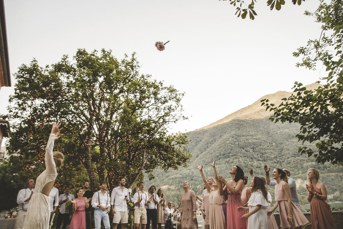 bridal bouquet tossing - Villa Regina Teodolinda - Como Lake - Italian Wedding Designer