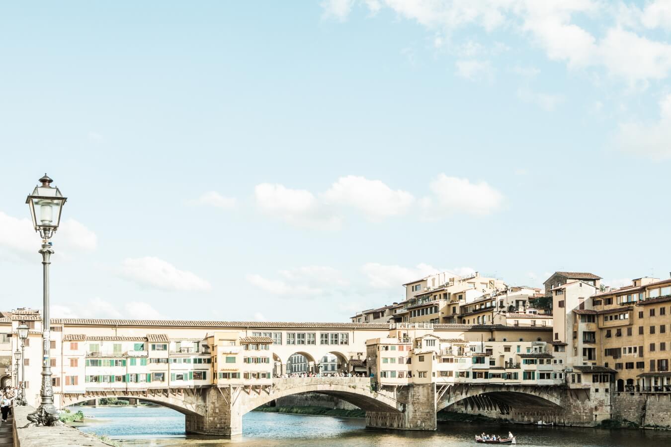 Ponte Vecchio, the icon of Florence, for a beautiful destination wedding in Florence