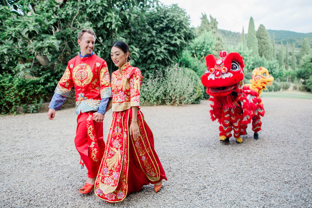 Wedding coupe with Lion Dancer - Chinese Tea Ceremony in Italy- Italian Wedding Designer