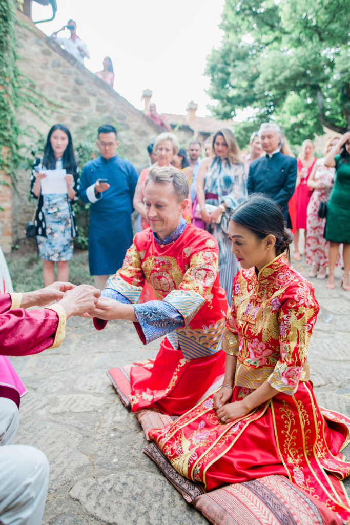 Couple offers tea - Chinese Tea Ceremony in Italy- Italian Wedding Designer