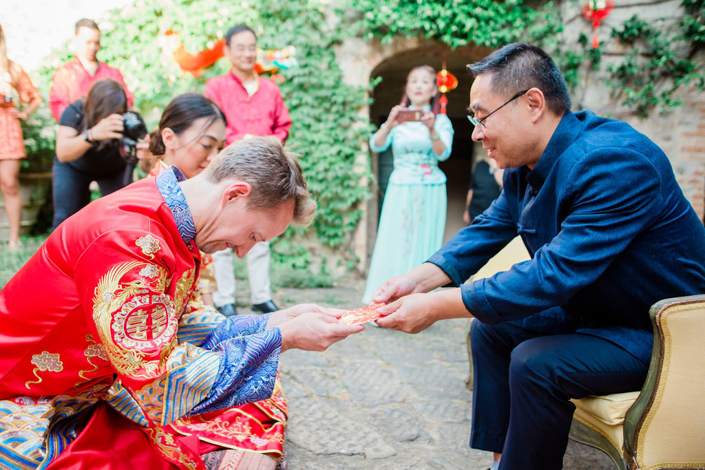 Groom offers tea to the Bride's family - Chinese Tea Ceremony in Italy- Italian Wedding Designer