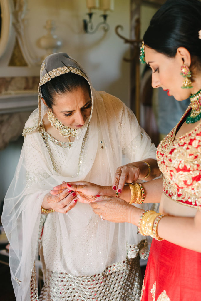 Indian Bride Getting ready - Indian Wedding in Tuscany - Italian Wedding Designer