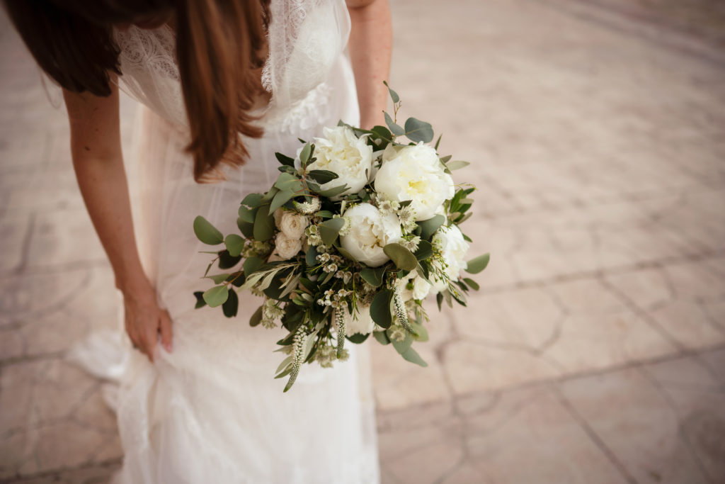 Her bouquet - Wedding at Castello di Castagneto - Italian Wedding Designer