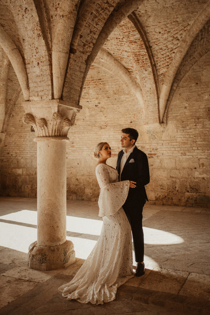 Unusual San Galgano photos Couple photoshoot in San Galgano Abbey - Italian Wedding Designer